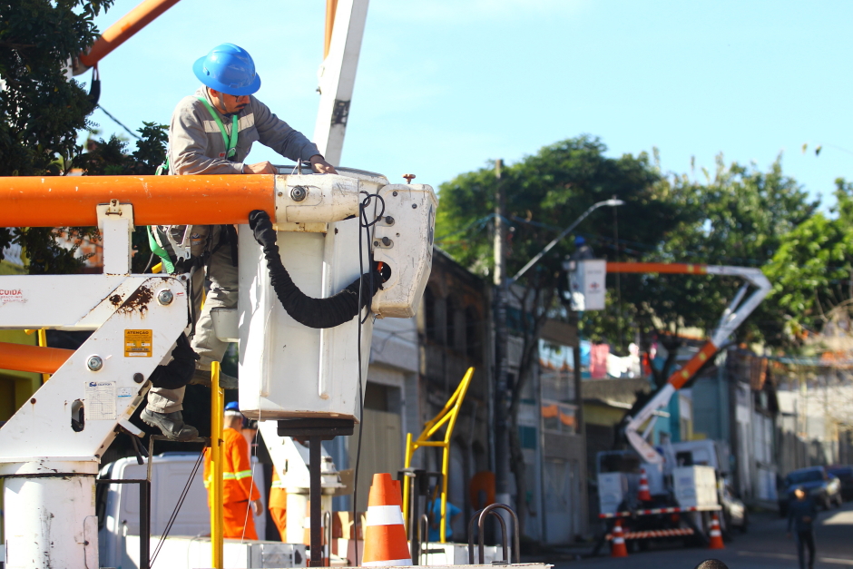 Equipe da Urbam trabalha na manutenção de um poste de iluminação pública