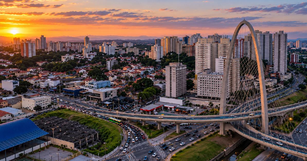 Vista da ponte estaiada entre edifícios ao pôr do sol